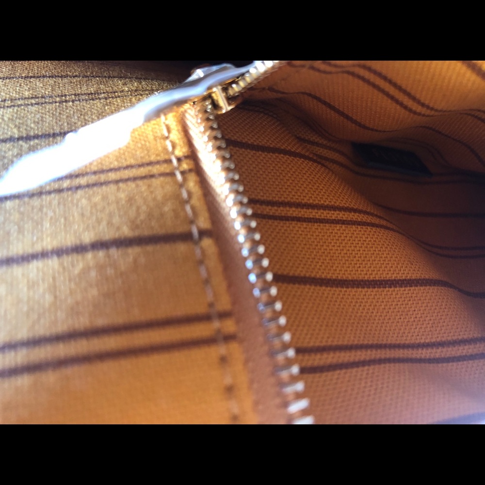 SOLD‼️- Louis Vuitton OnTheGo Jungle 👜🦁🦓 - Picture 7 of 8